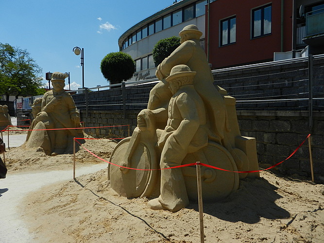 Sochy z písku v Písku, náplavka řeky Otavy u Kamenného mostu 03
