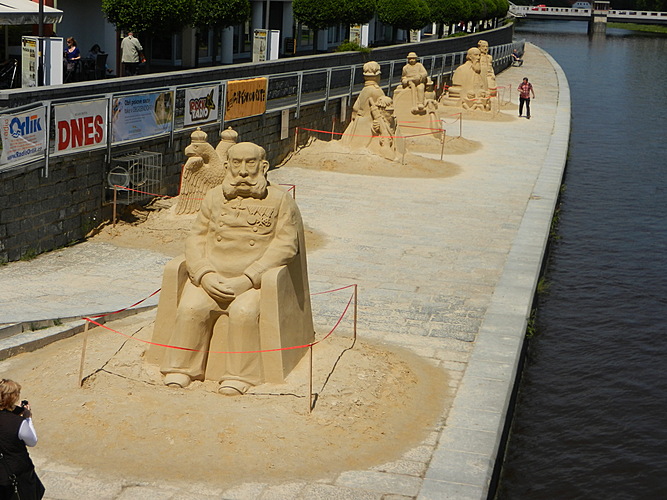 Sochy z písku v Písku, náplavka řeky Otavy u Kamenného mostu 02