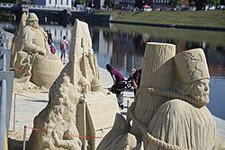 Pohled na pískové sochy u mostu 2015